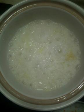 米泡了两个小时后开始煮饭，煮到七分熟的时候把香肠和香菇放在饭上