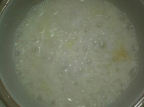 米泡了两个小时后开始煮饭，煮到七分熟的时候把香肠和香菇放在饭上