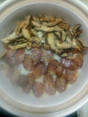 香肠和香菇瓶铺在放上