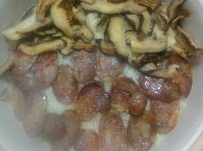 香肠和香菇瓶铺在放上