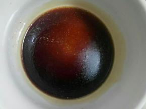 将生抽，耗油，白糖，香油，食用油一起调成汁。。菜花放进去三分钟后淋在煲仔饭的表面