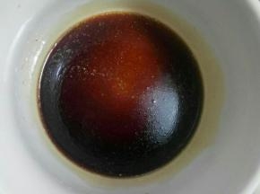 将生抽，耗油，白糖，香油，食用油一起调成汁。。菜花放进去三分钟后淋在煲仔饭的表面