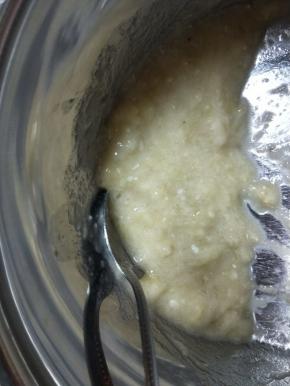 加入牛奶、柠檬汁、糖和盐，混合均匀