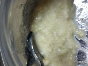 加入牛奶、柠檬汁、糖和盐，混合均匀