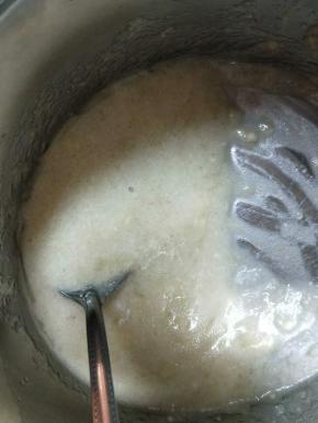 加入玉米油和鸡蛋，混合均匀