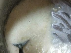 加入玉米油和鸡蛋，混合均匀