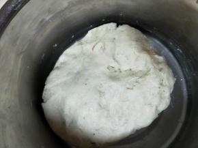 低筋面粉、玉米淀粉、奶粉和泡打粉混合过筛加入，和成面团无干粉