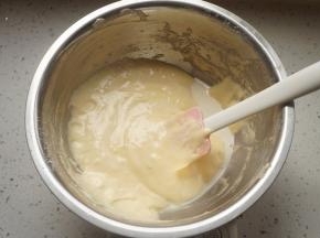 加入牛奶继续拌匀