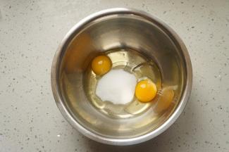 将鸡蛋打入无油无水的盆中，加入全部白砂糖（也可以分三次加糖）