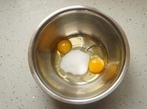 将鸡蛋打入无油无水的盆中，加入全部白砂糖（也可以分三次加糖）