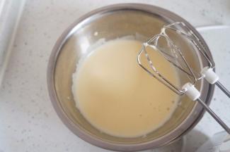 将蛋白隔热水打发，打蛋器高速打到出大泡，转中速打到浓稠发白