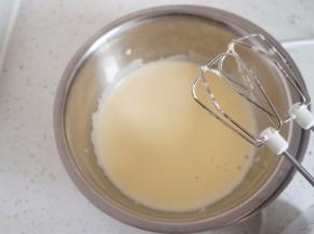 将蛋白隔热水打发，打蛋器高速打到出大泡，转中速打到浓稠发白