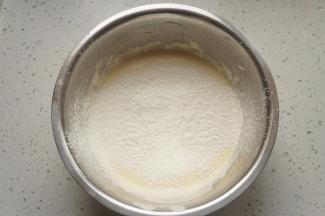 低粉不会马上沉下去，说明蛋白打发较好，用刮刀翻拌均匀