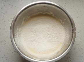 低粉不会马上沉下去，说明蛋白打发较好，用刮刀翻拌均匀