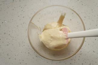 取三分之一的面糊与玉米油拌匀