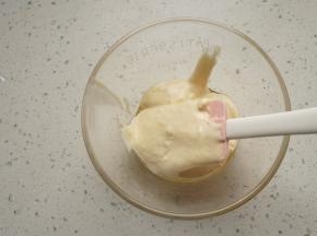 取三分之一的面糊与玉米油拌匀