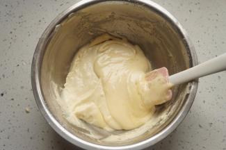 再将拌好玉米油的面糊倒入原本的面糊盆中拌匀