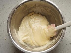 再将拌好玉米油的面糊倒入原本的面糊盆中拌匀