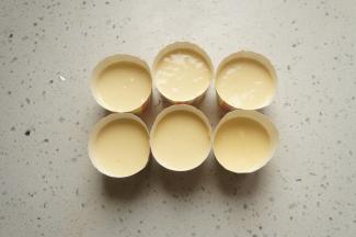 倒入纸杯中，震出气泡