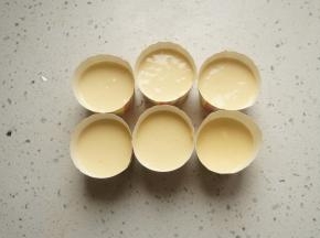 倒入纸杯中，震出气泡