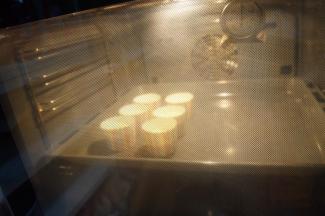 放入预热好150度烤箱中烘烤18分钟左右