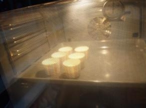 放入预热好150度烤箱中烘烤18分钟左右