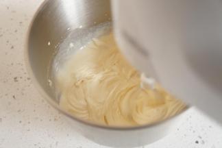 用电动打蛋器中速打发