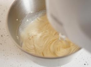 用电动打蛋器中速打发