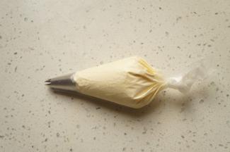 裱花袋剪口，装入裱花嘴。装入奶油。我用的1m花嘴