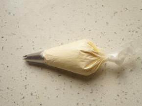 裱花袋剪口，装入裱花嘴。装入奶油。我用的1m花嘴