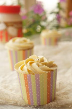 在杯子蛋糕上挤出自己喜欢的花型