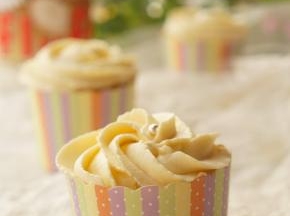 在杯子蛋糕上挤出自己喜欢的花型