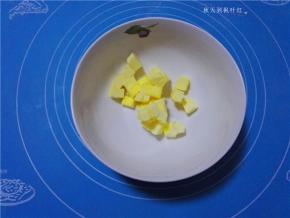 将软化的黄油切小块放入容器中；