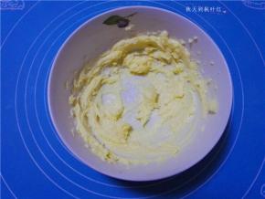 加入糖粉用打蛋器搅打均匀；