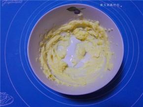 分次加入牛奶，每次都吸收后再加入；