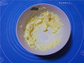 最后黄油呈膨松轻盈状态；
