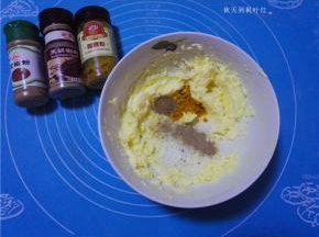 加入咖喱粉、花椒粉和黑胡椒粉；