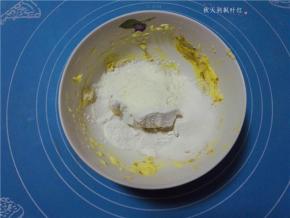 再筛入低粉和盐；