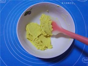 用刮刀翻拌至无干粉状态；