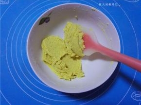 用刮刀翻拌至无干粉状态；
