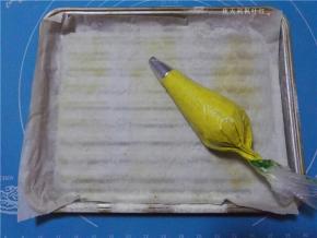 将面糊装入裱花袋中；