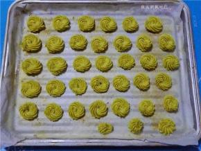 挤入铺好油纸的烤盘上；