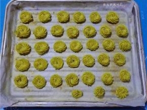 挤入铺好油纸的烤盘上；