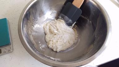 搅拌后是成这样的一个团。比较干的。