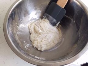 搅拌后是成这样的一个团。比较干的。