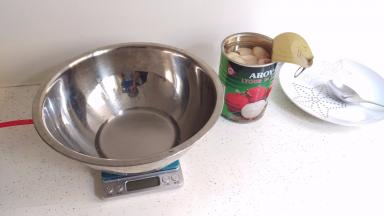 把荔枝罐头里的水+玉米油用手动打蛋器搅拌均匀，最少搅拌5分钟以上，不要太用力。不要起泡泡。