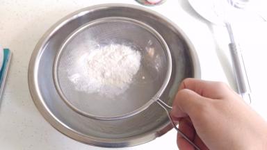 分3次筛入低粉，搅拌均匀，用“N”或者\\\\\\\