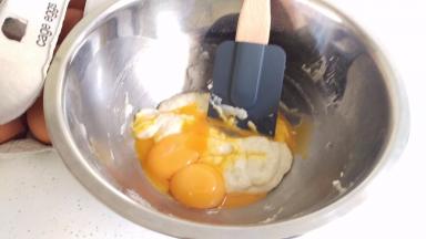 再把蛋黄打进去面团，搅拌均匀。用”Z\\\\\\\