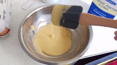 搅拌后是样，面糊能流下来不会马上消失的状态。