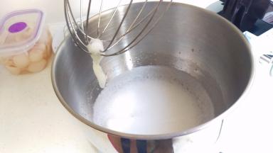 准备打蛋白，加入几滴白醋。用中高速度打出大气泡后，加入1/3糖。再用中高速度打。